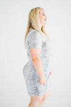 Load image into Gallery viewer, FINAL SALE - CURVY Short Sleeve Ruched Dress in Grey Leopard